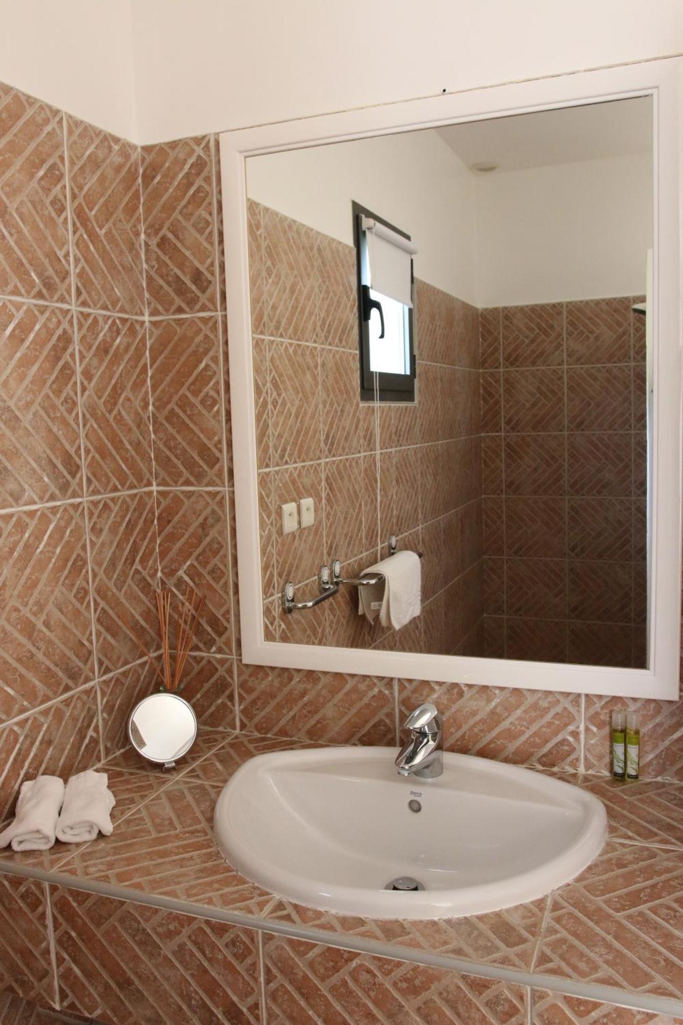 Le Relais D'Angelique Bed & Breakfast Люнел Екстериор снимка
